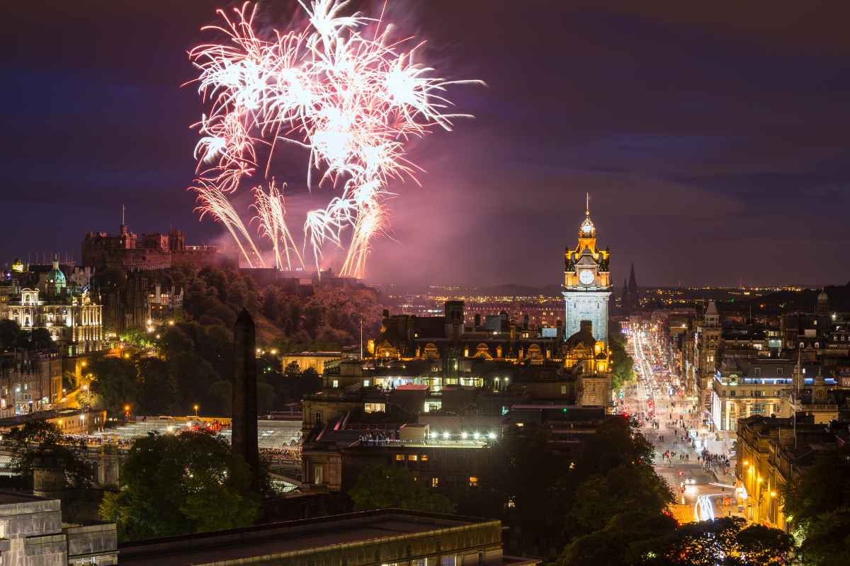 fireworks-over-the-castle-at-fringe-festival-things-to-do-in-edinburgh-at-night