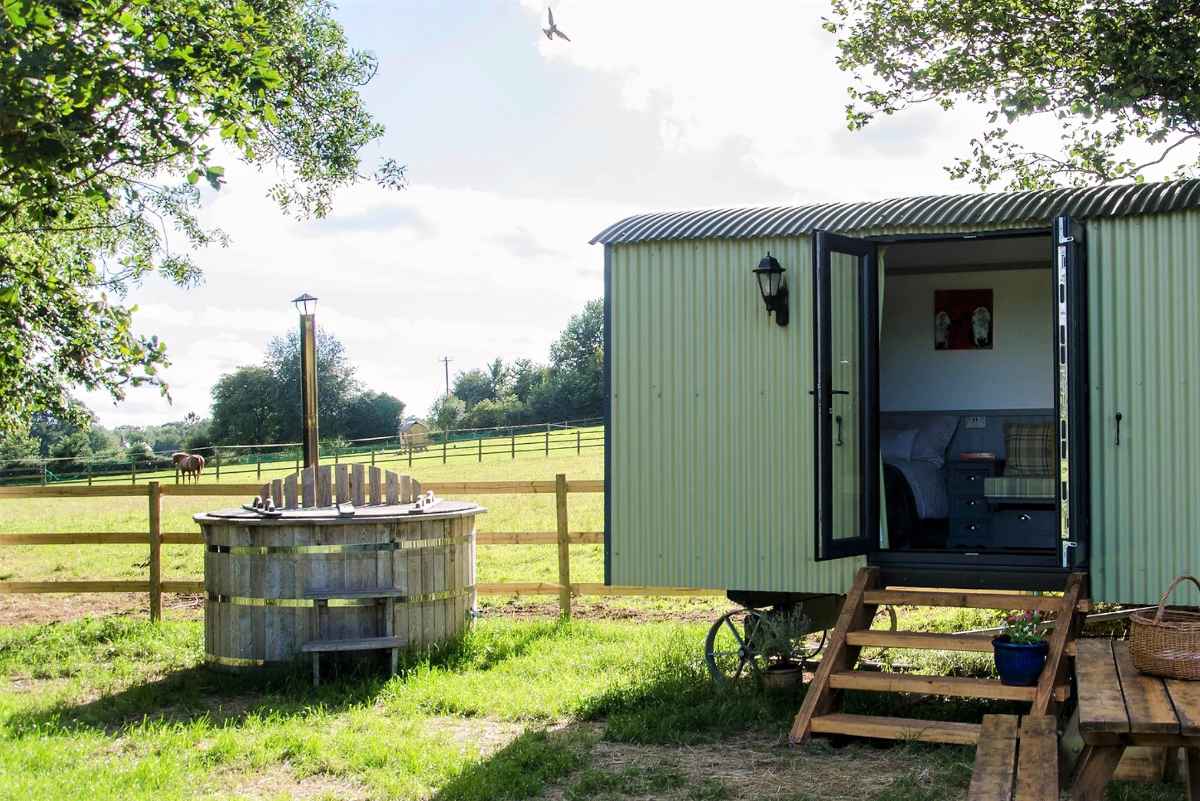 green-exterior-of-brookshill-farm-shepherds-hut-with-hot-tub