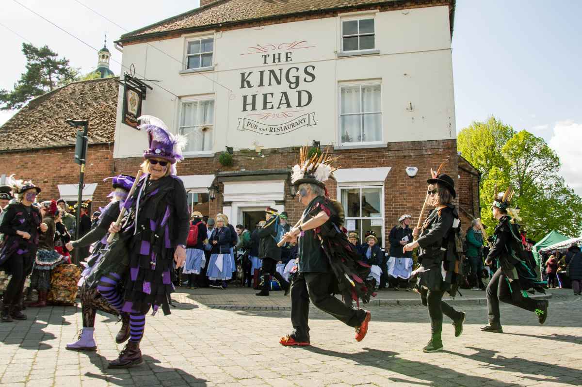 morris-dancers-dancing-outside-the-kings-head-pub-at-upton-folk-festival