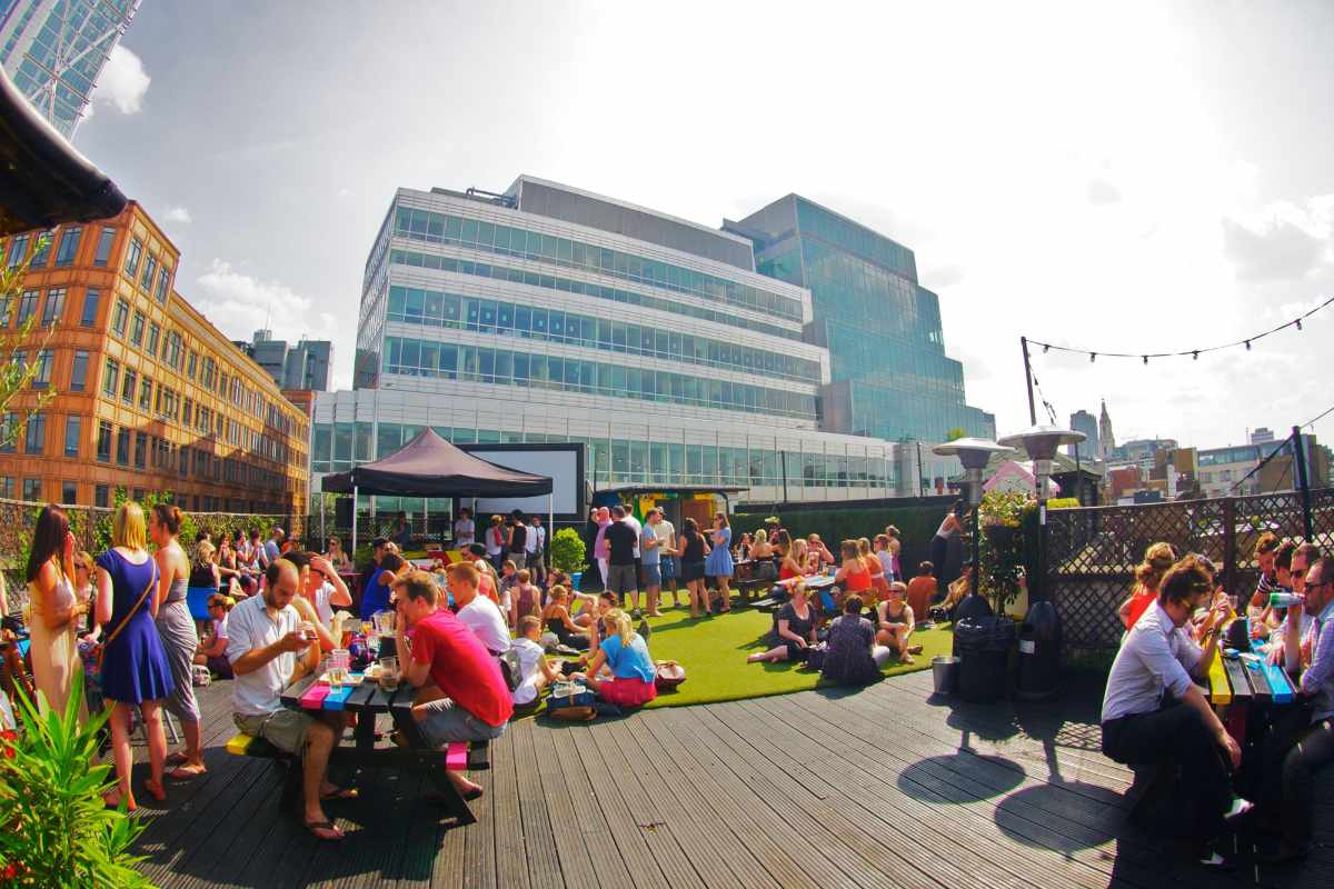 people-drinking-at-queen-of-hoxton-rooftop-bars-shoreditch