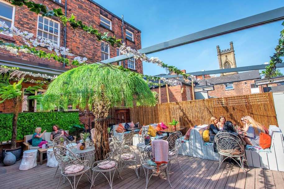 red-door-terrace-on-sunny-day-rooftop-bars-liverpool