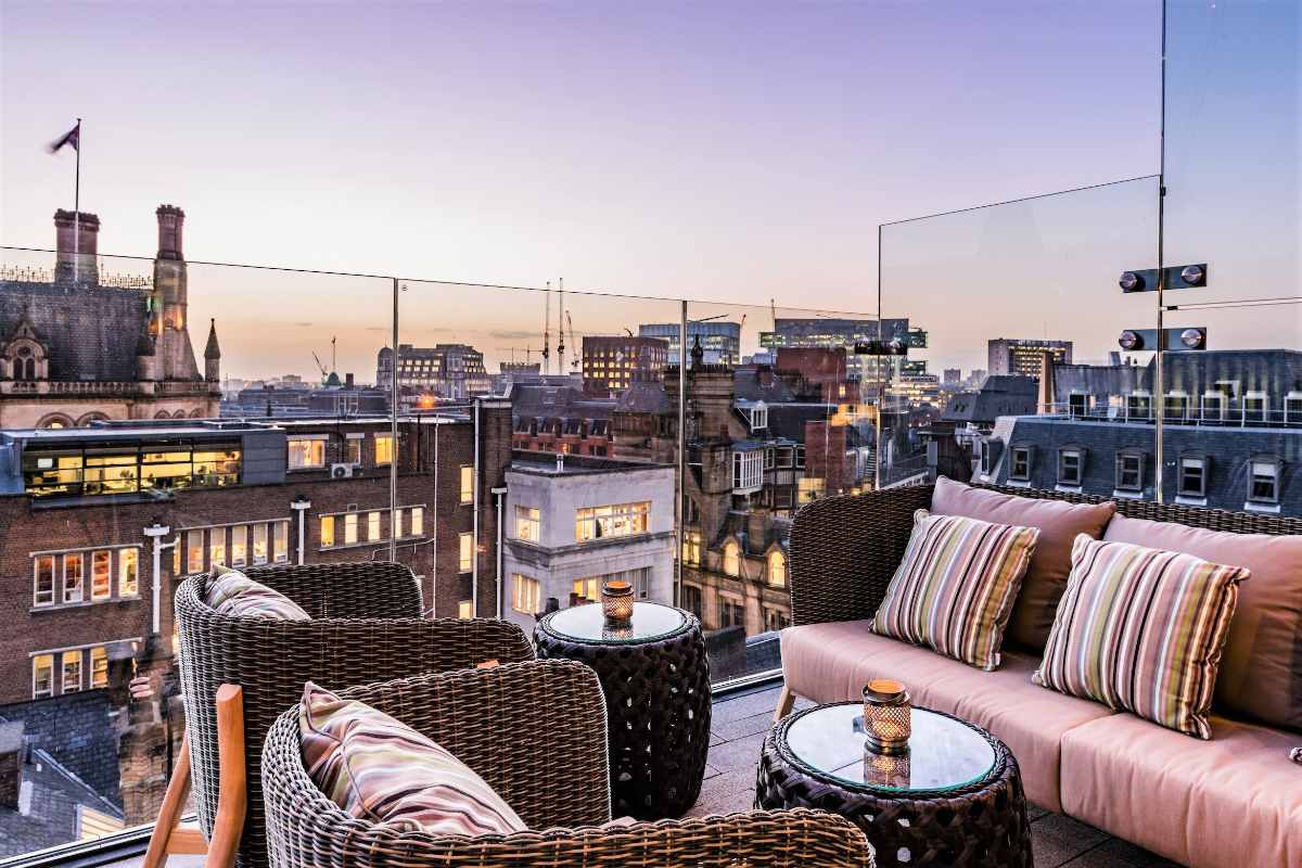 south-terrace-and-lounge-at-king-street-townhouse-rooftop-bars-manchester