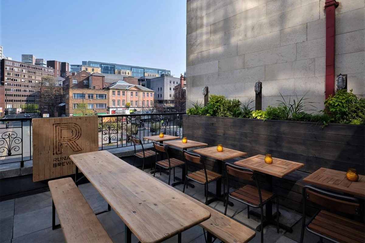 tables-on-honest-burgers-rooftop-rooftop-bars-manchester