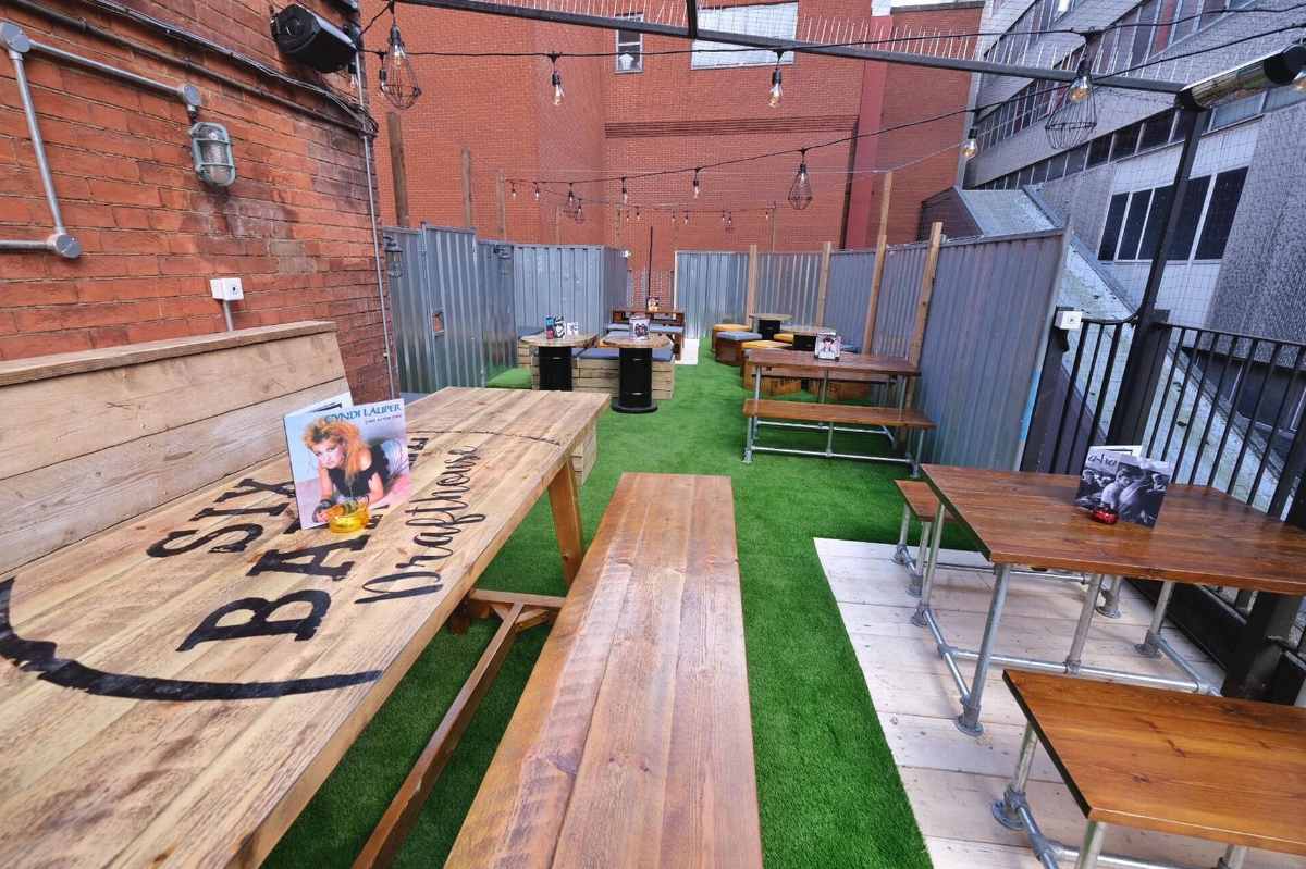 tables-on-rooftop-at-six-barrel-drafthouse