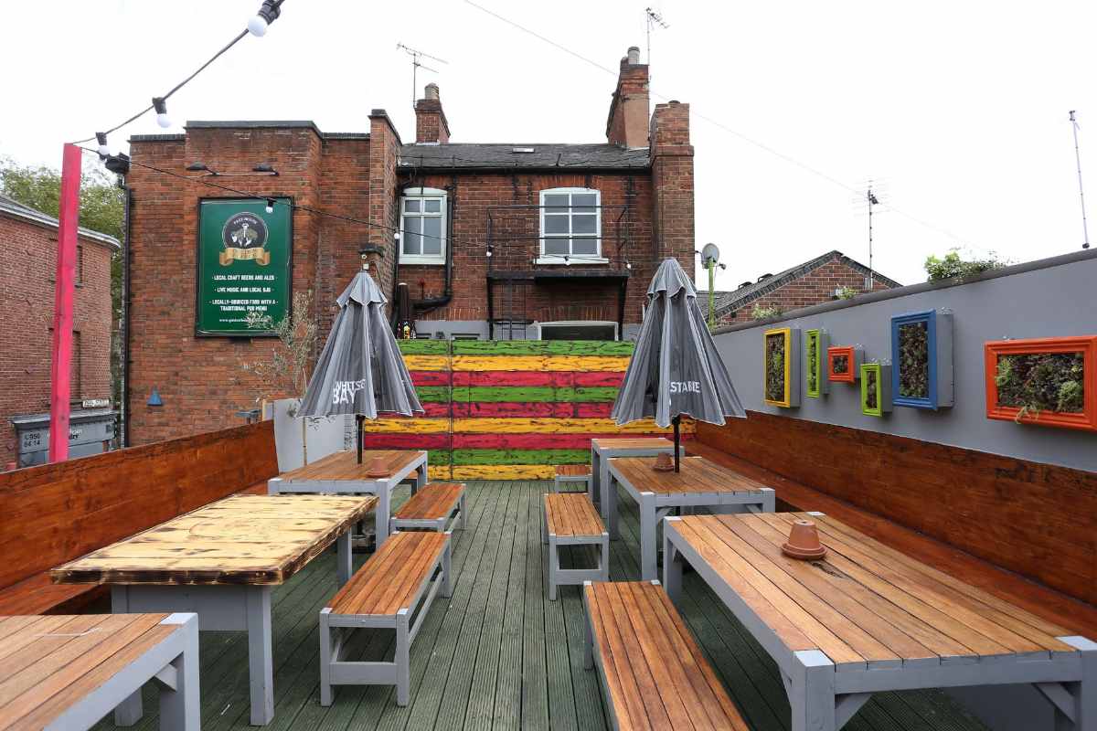 tables-on-the-golden-fleece-rooftop-bars-nottingham