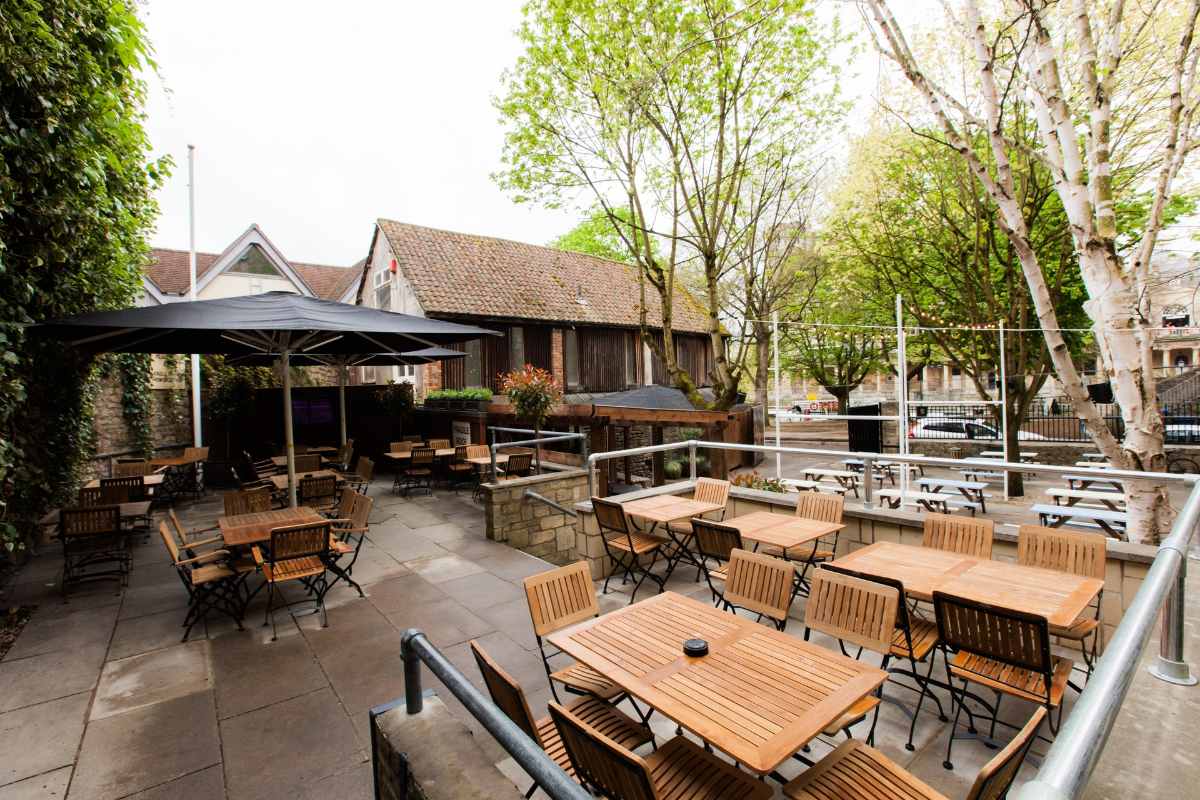 tables-outside-the-boater-pub-and-restaurant