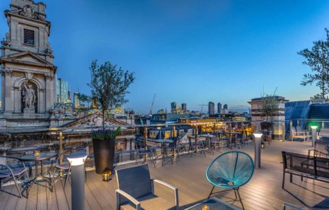 upper-5th-bar-of-the-courthouse-hotel-rooftop-bars-shoreditch