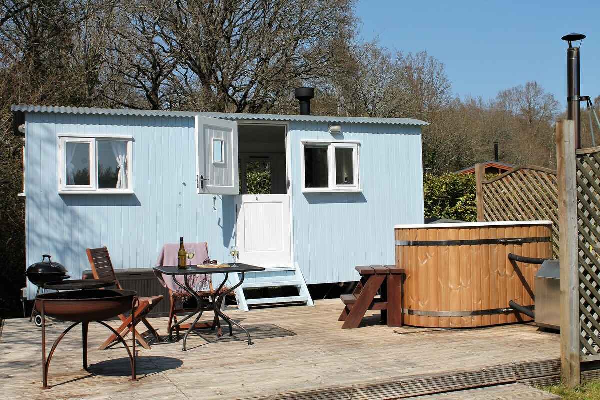 bluebell-shepherds-hut-with-hot-tub-and-outdoor-seating