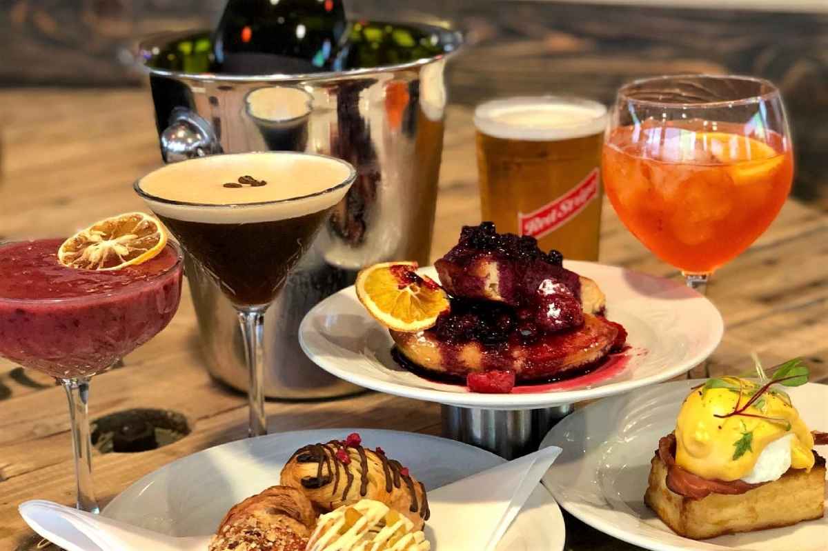 brunch-plates-and-cocktails-on-table-of-cult-cafe-bar
