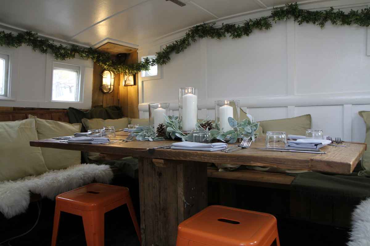 candles-and-plates-on-table-at-barge-east