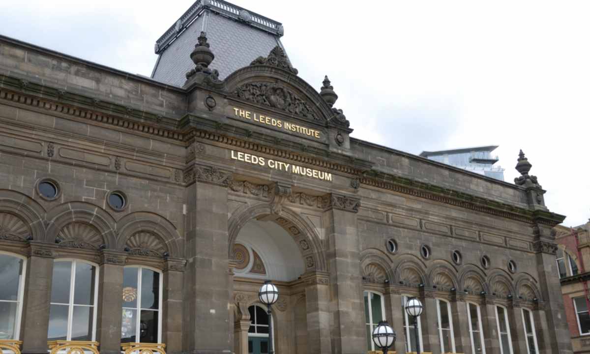 exterior-of-leeds-city-museum-on-cloudy-day
