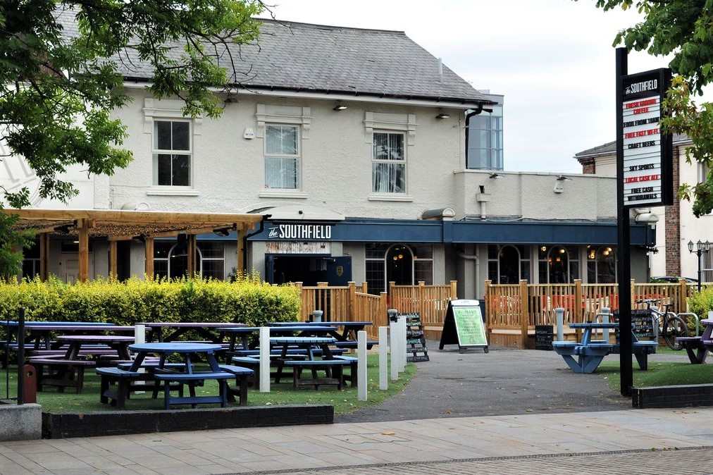 exterior-of-the-southfield-pub-on-cloudy-day