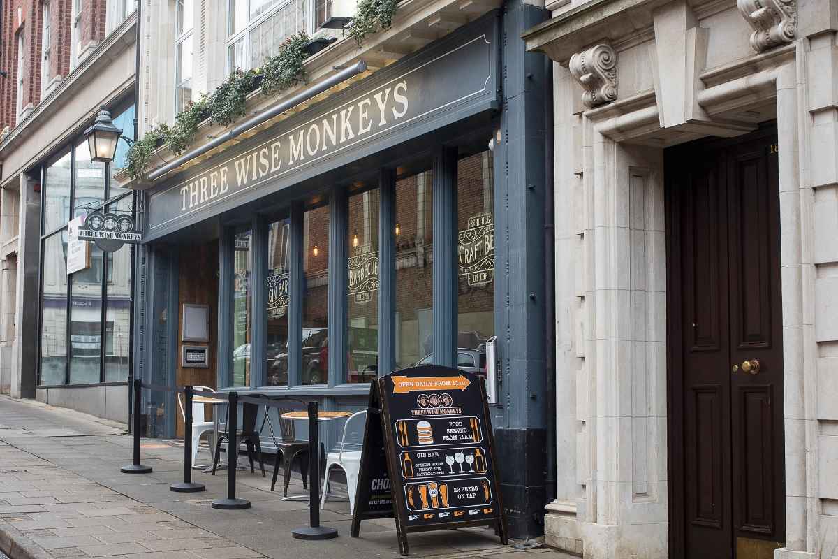 exterior-of-three-wise-monkeys-pub-with-outdoor-seating
