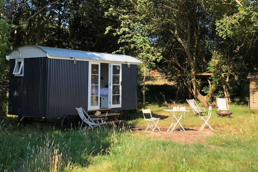 harrys-hut-in-field-on-sunny-day-glamping-hampshire