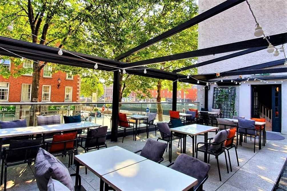 oudoor-tables-at-the-yarn-pizza-and-booze-rooftop-bars-dublin