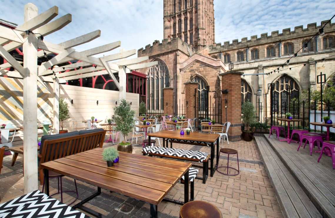 outdoor-dining-at-slug-and-lettuce-bottomless-brunch-coventry
