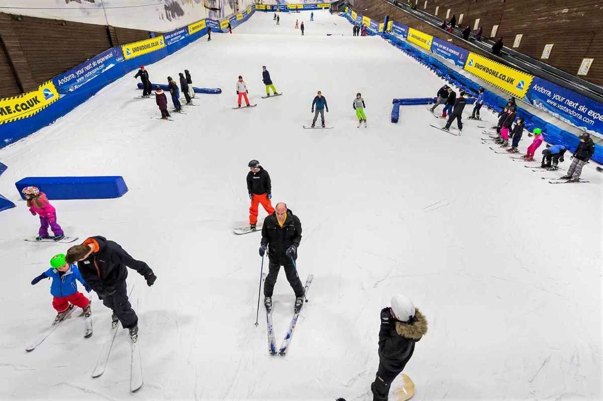 people-skiing-at-snowdome-indoor-activities-birmingham