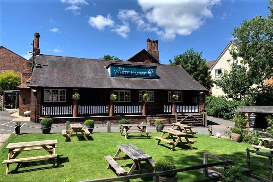 picnic-tables-in-the-white-horse-beer-garden-on-sunny-day