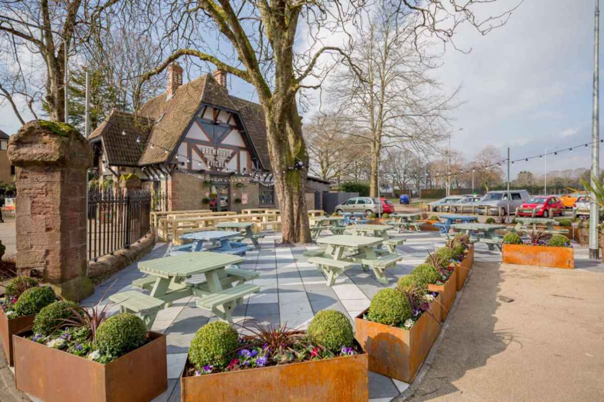 picnic-tables-outside-brewhouse-and-kitchen-pub