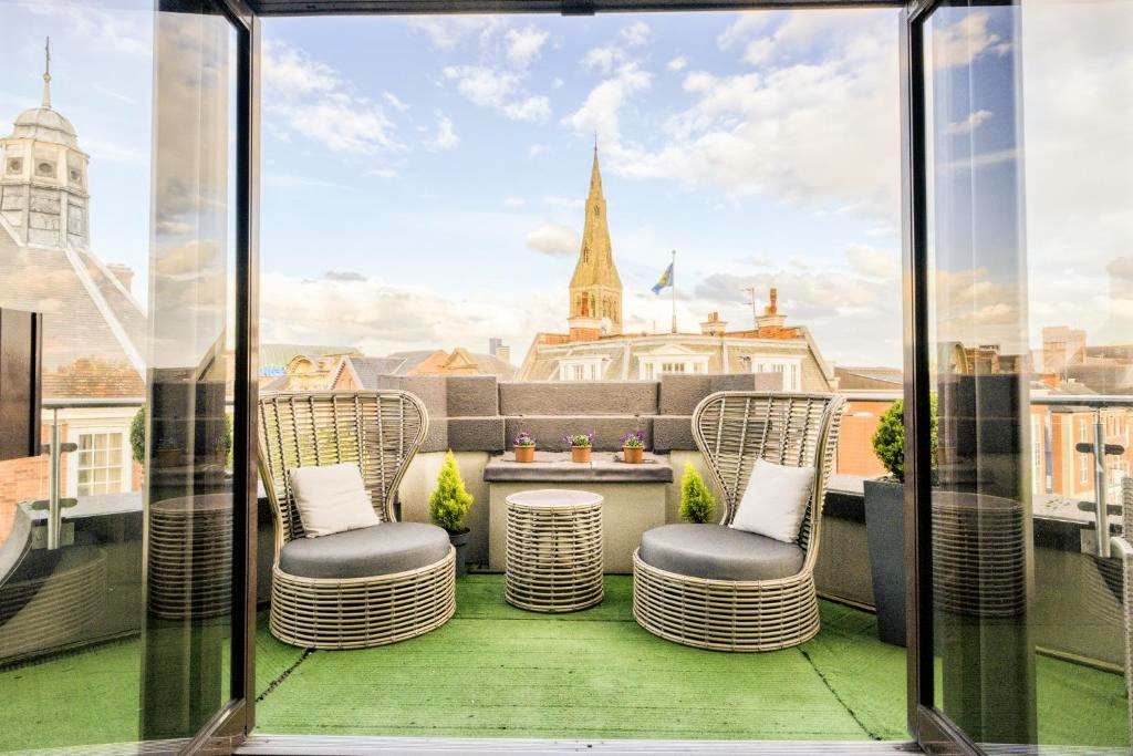 seating-on-balcony-of-the-villare-hotel-rooftop-bars-leicester