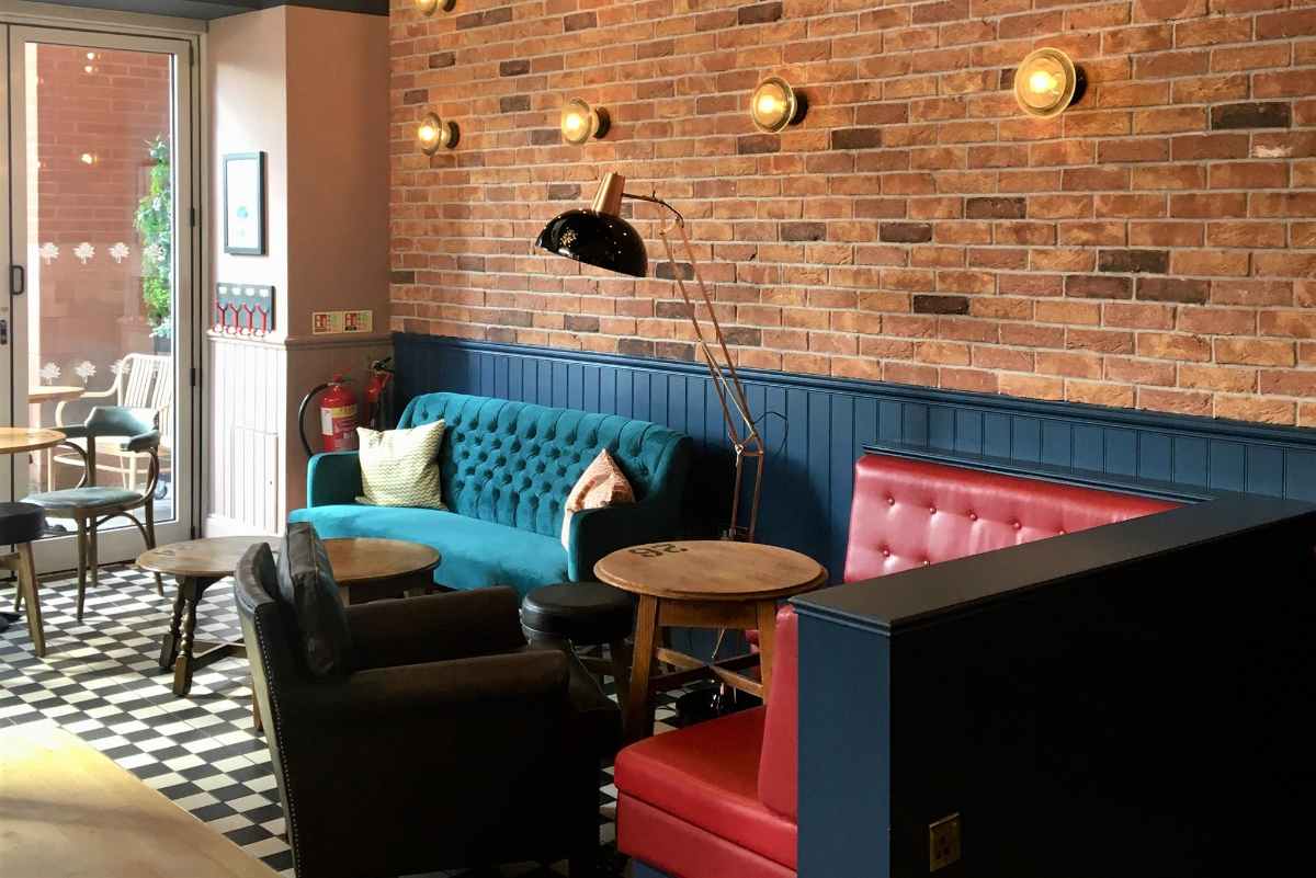 sofas-tables-and-seating-in-the-mulberry-gastropub