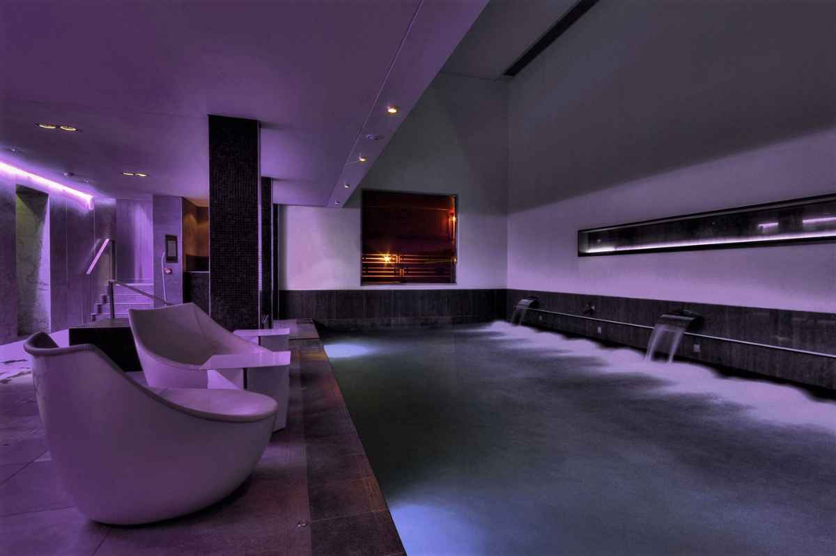 spa-pool-and-seating-in-the-spa-at-blythswood-square