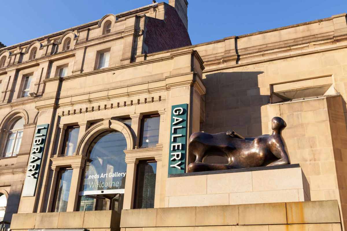 statue-outside-leeds-art-gallery-on-sunny-day