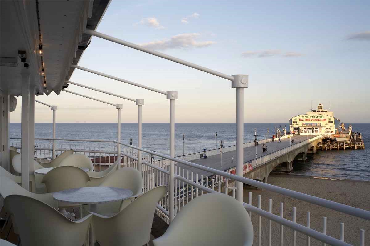 sun-terrace-of-aruba-beachside-restaurant-in-evening