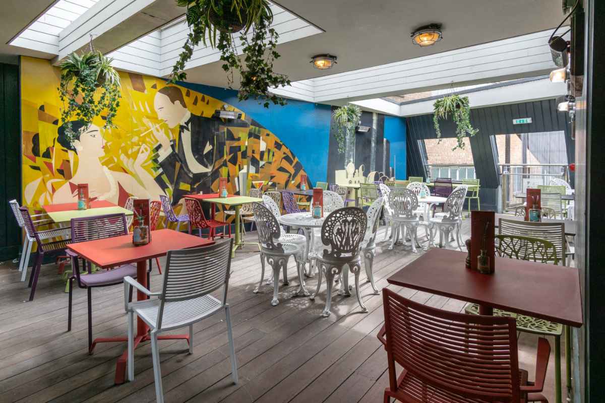 tables-and-chairs-in-cosy-club-restaurant-rooftop