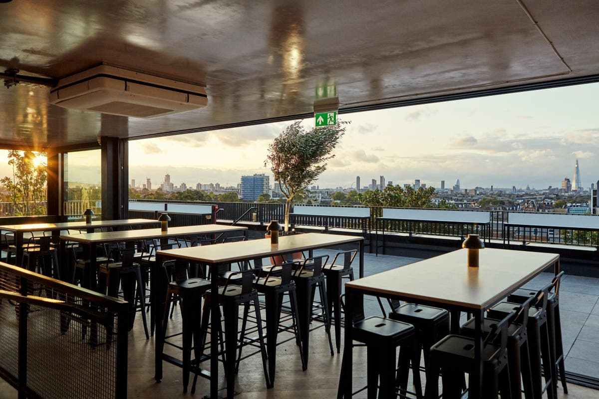 tables-in-forza-wine-bar-rooftop-bars-peckham