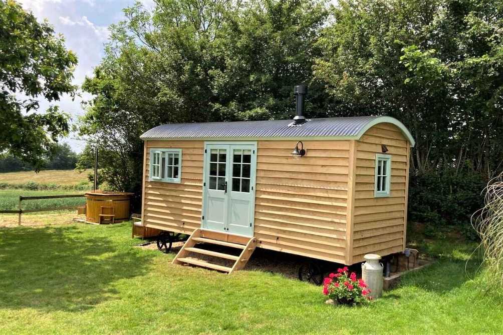 the-good-shepherds-hut-with-hot-tub-glamping-hampshire