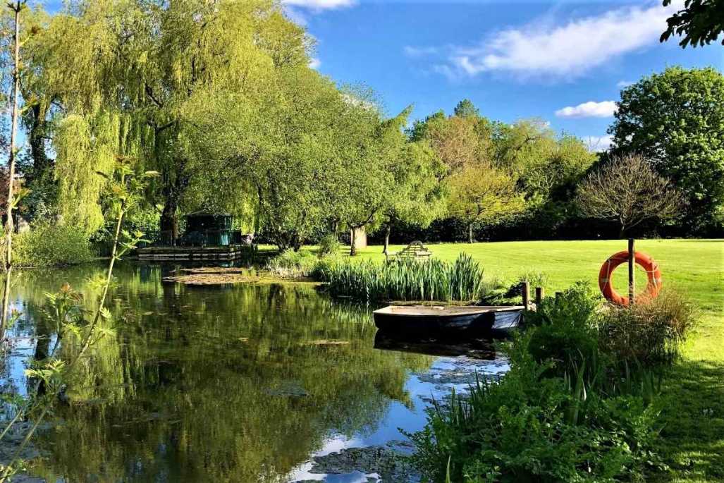 the-meadow-glamping-field-by-pond-glamping-hampshire