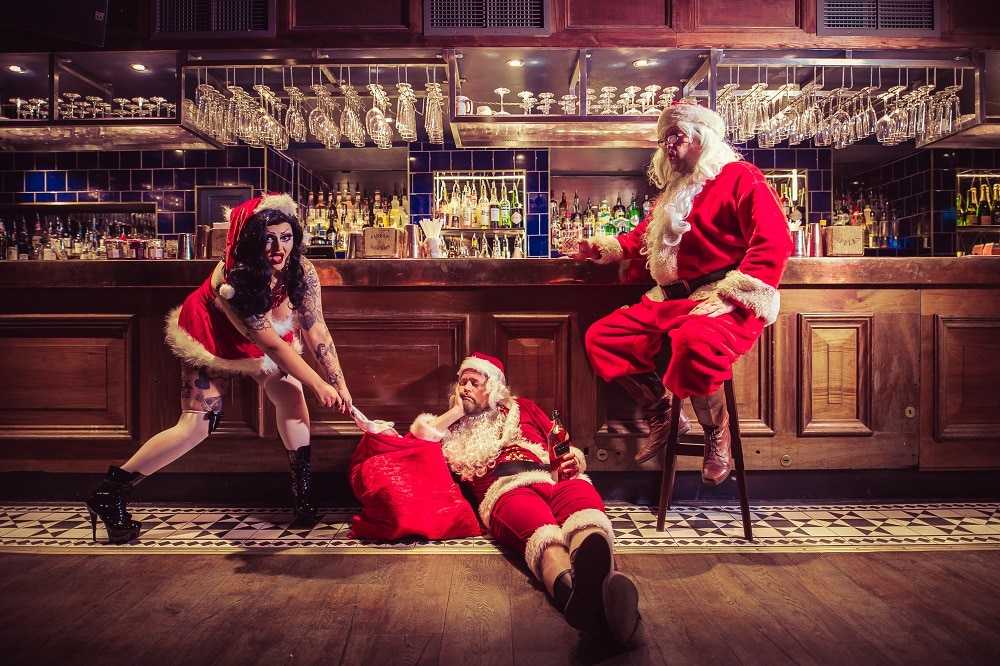 three-santas-at-bar-elba-christmas-bottomless-brunch-london