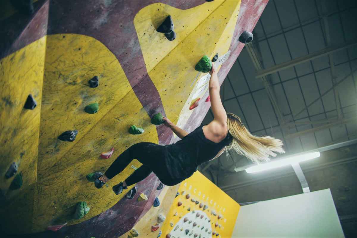 woman-climbing-in-the-climbing-academy-indoor-activities-glasgow