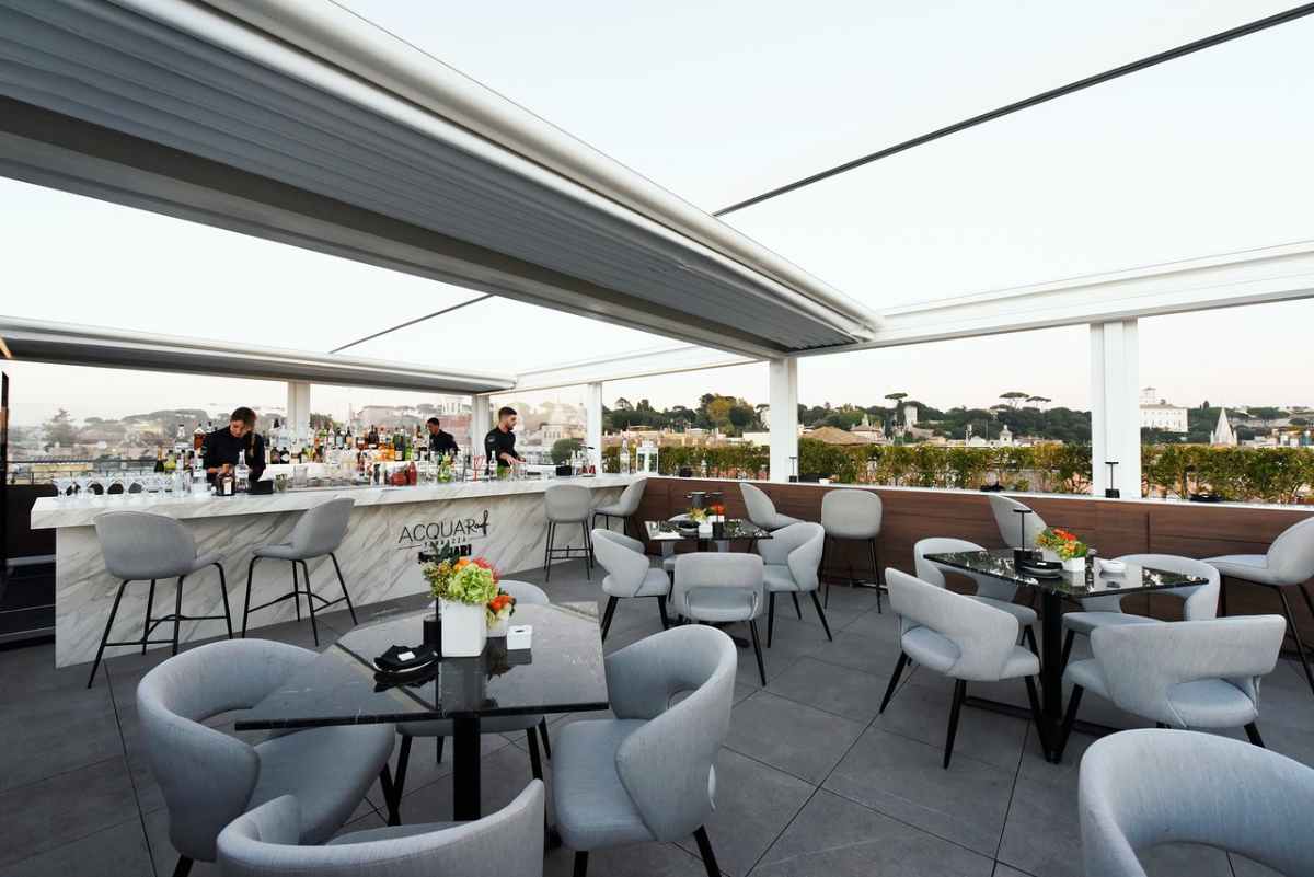 bar-and-tables-on-acquaroof-terrazza-molinari