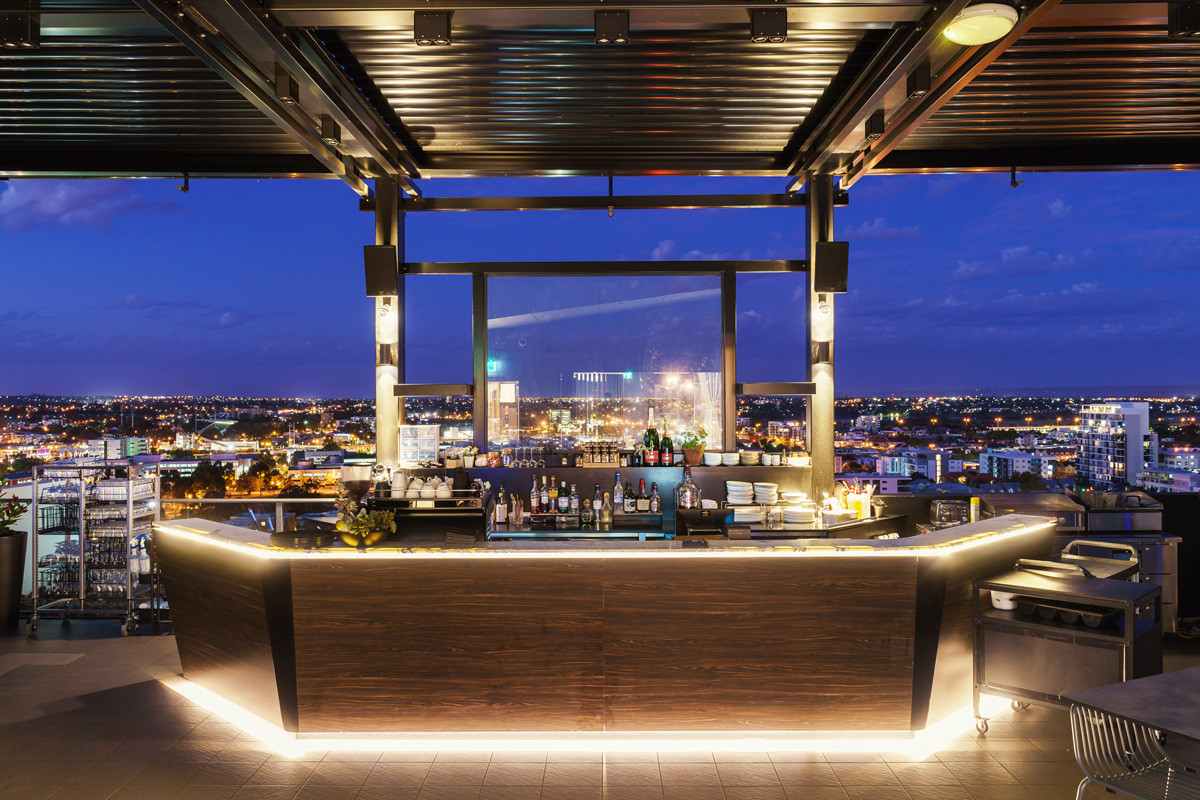 bar-in-ceo-skylounge-at-night