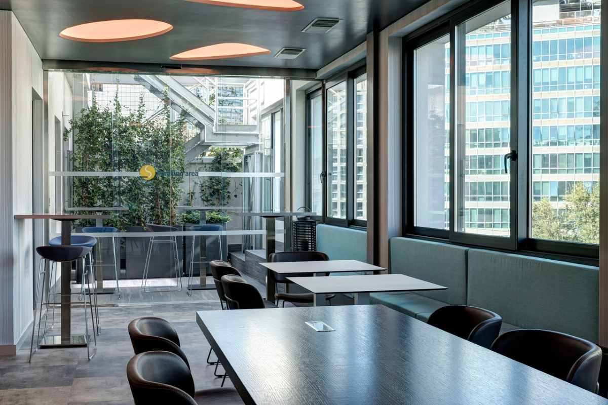 desks-and-tables-in-liquido-rooftop-bar-in-daytime
