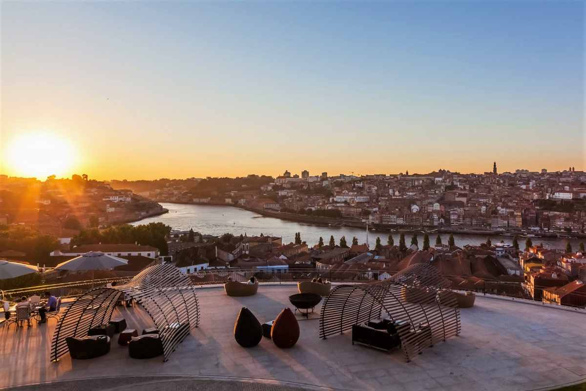 dicks-bar-and-bistro-at-sunset-rooftop-bars-porto