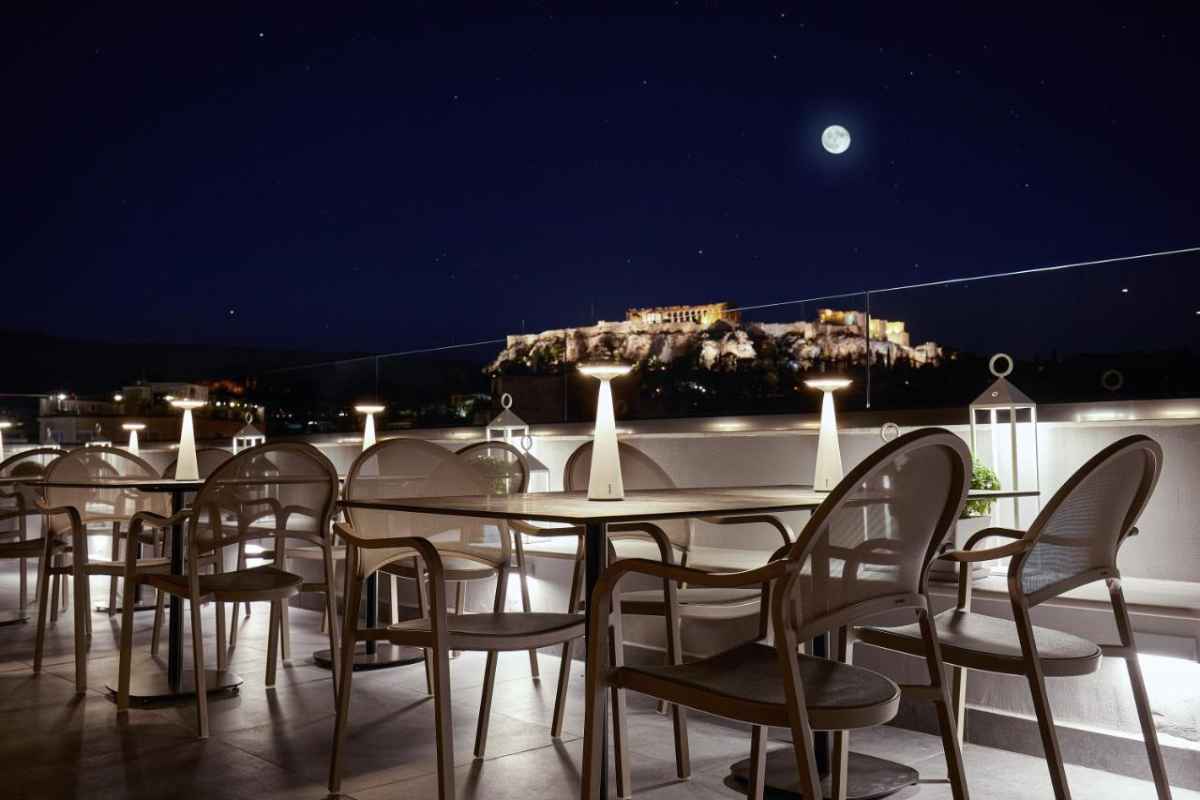 mira-me-athens-boutique-hotel-at-night