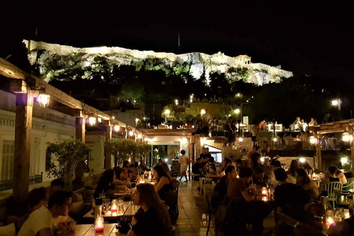 mostrou-restaurant-and-roof-garden-at-night