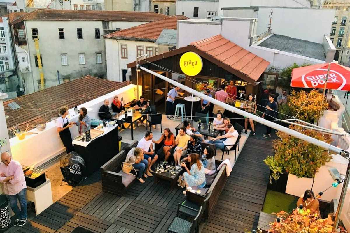 people-on-graça-rooftop-bar-rooftop-bars-porto