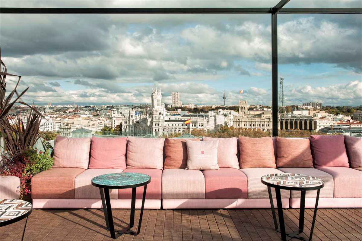 pink-sofas-on-casa-suecia-letras-rooftop-bars-madrid