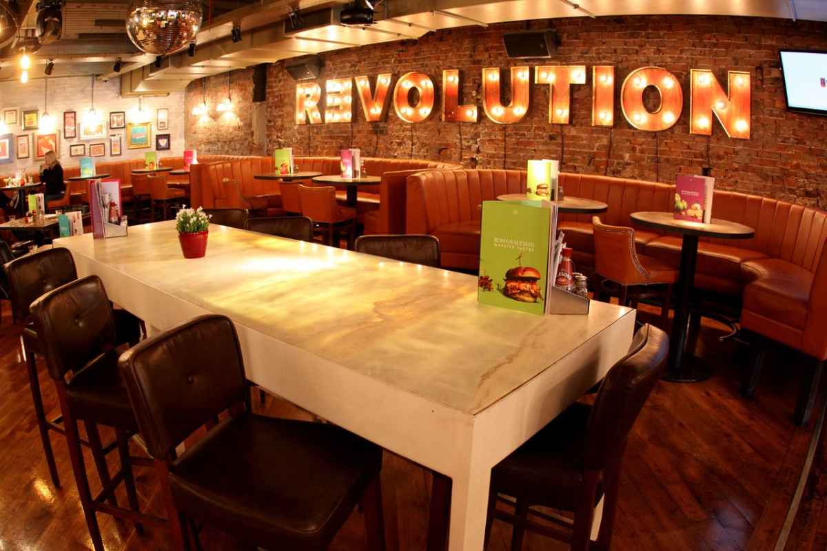 restaurant-tables-in-revolution-bar