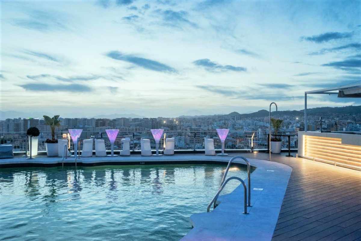 rooftop-pool-at-ac-hotel-málaga-palacio