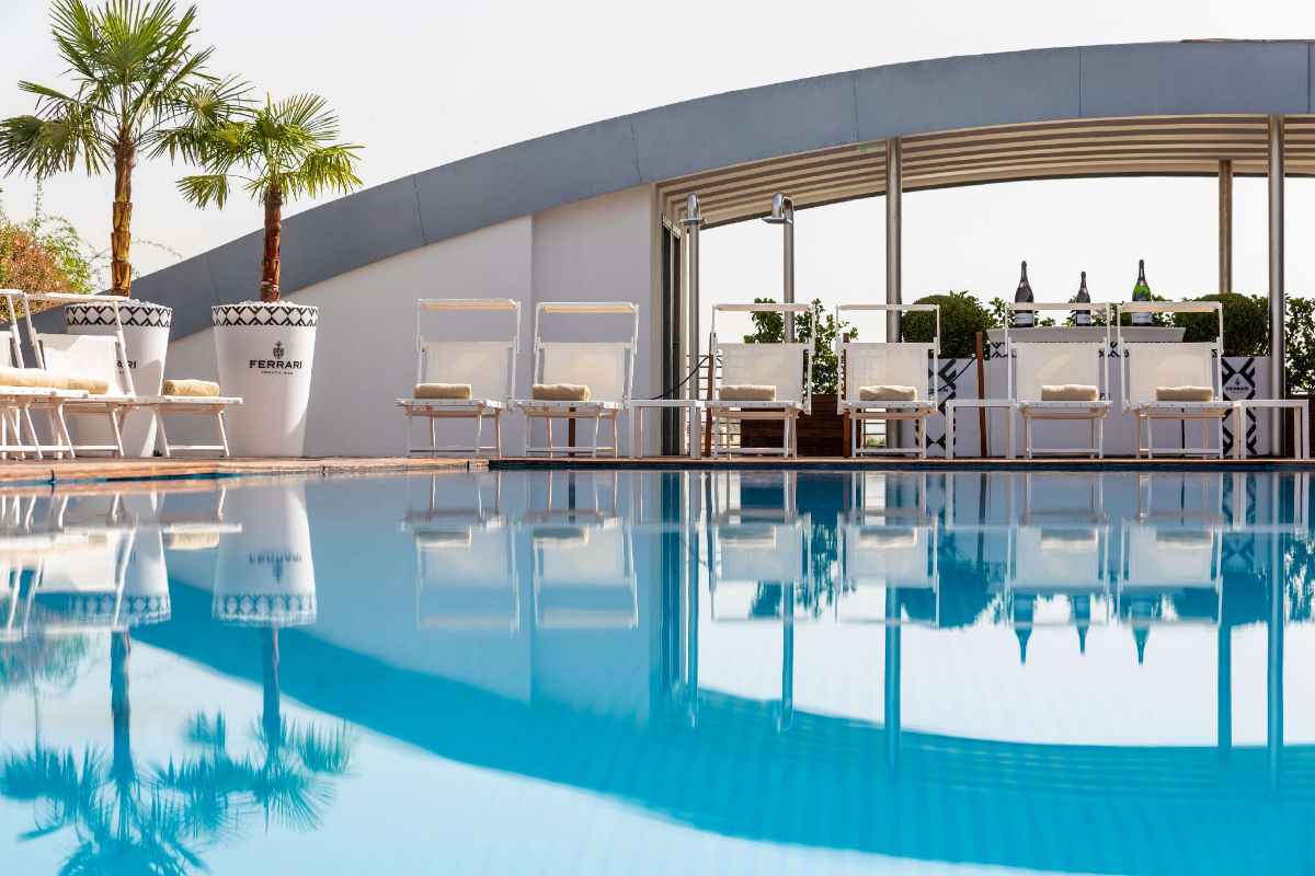rooftop-pool-at-radisson-blu-hotel-in-daytime