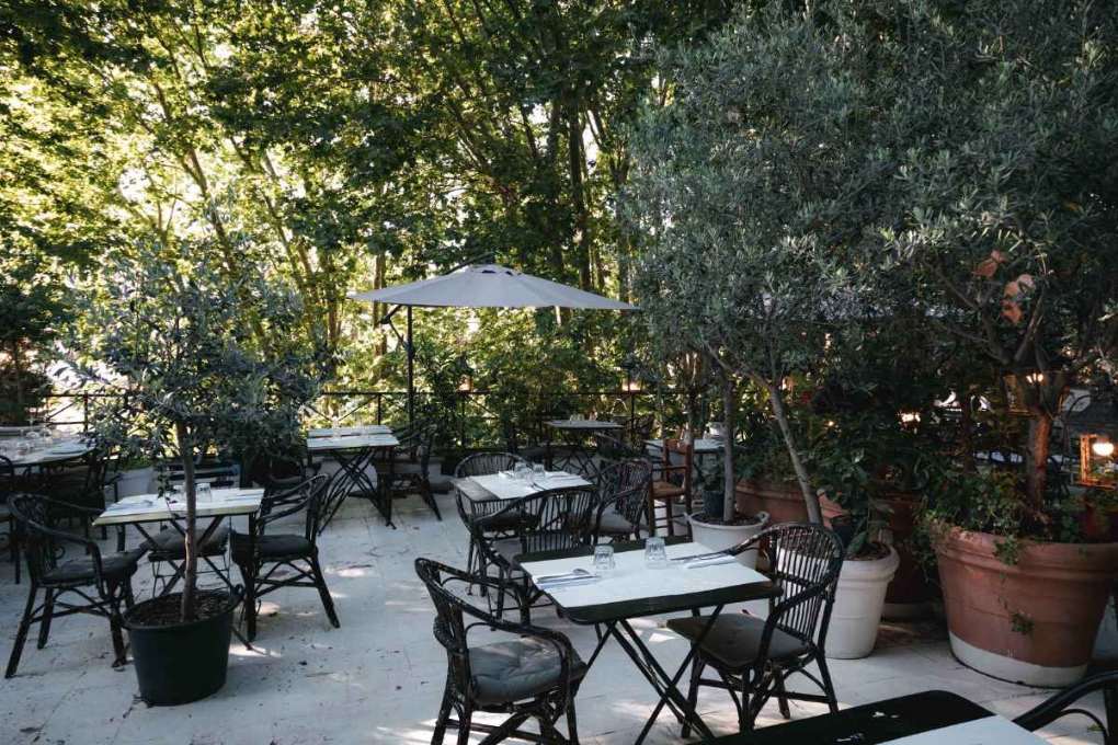 tables-and-chairs-on-ristorante-angelina-a-testaccio