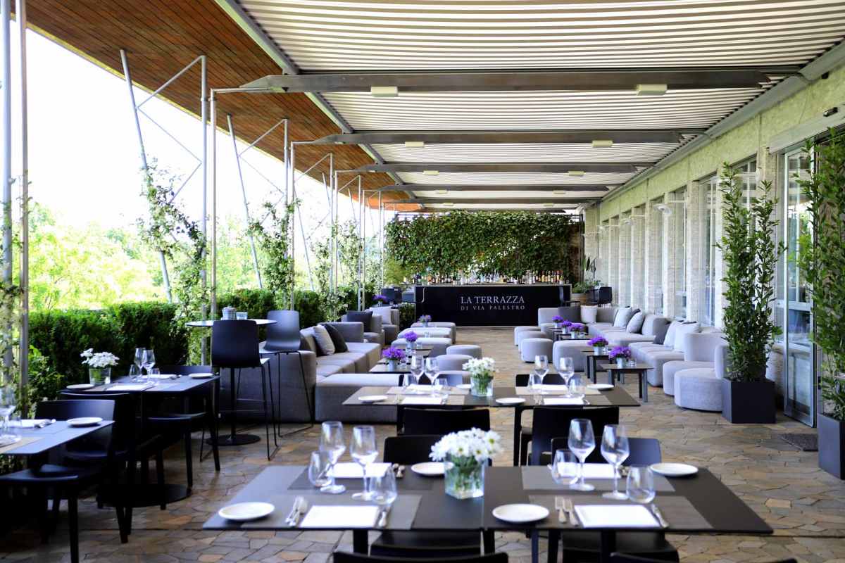 tables-and-sofas-on-la-terrazza-di-via-palestro