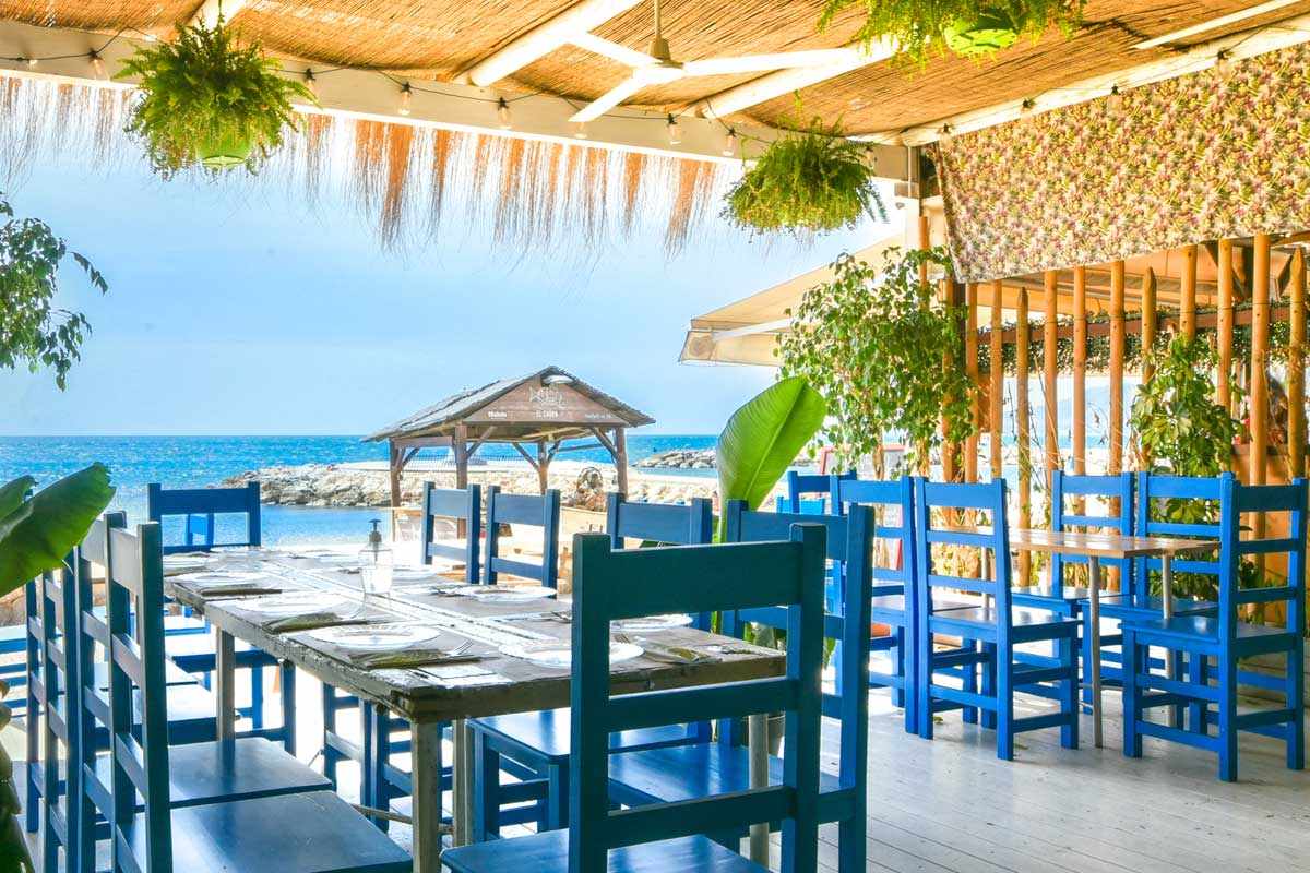 terrace-of-frida-pahlo-restaurant-by-sea