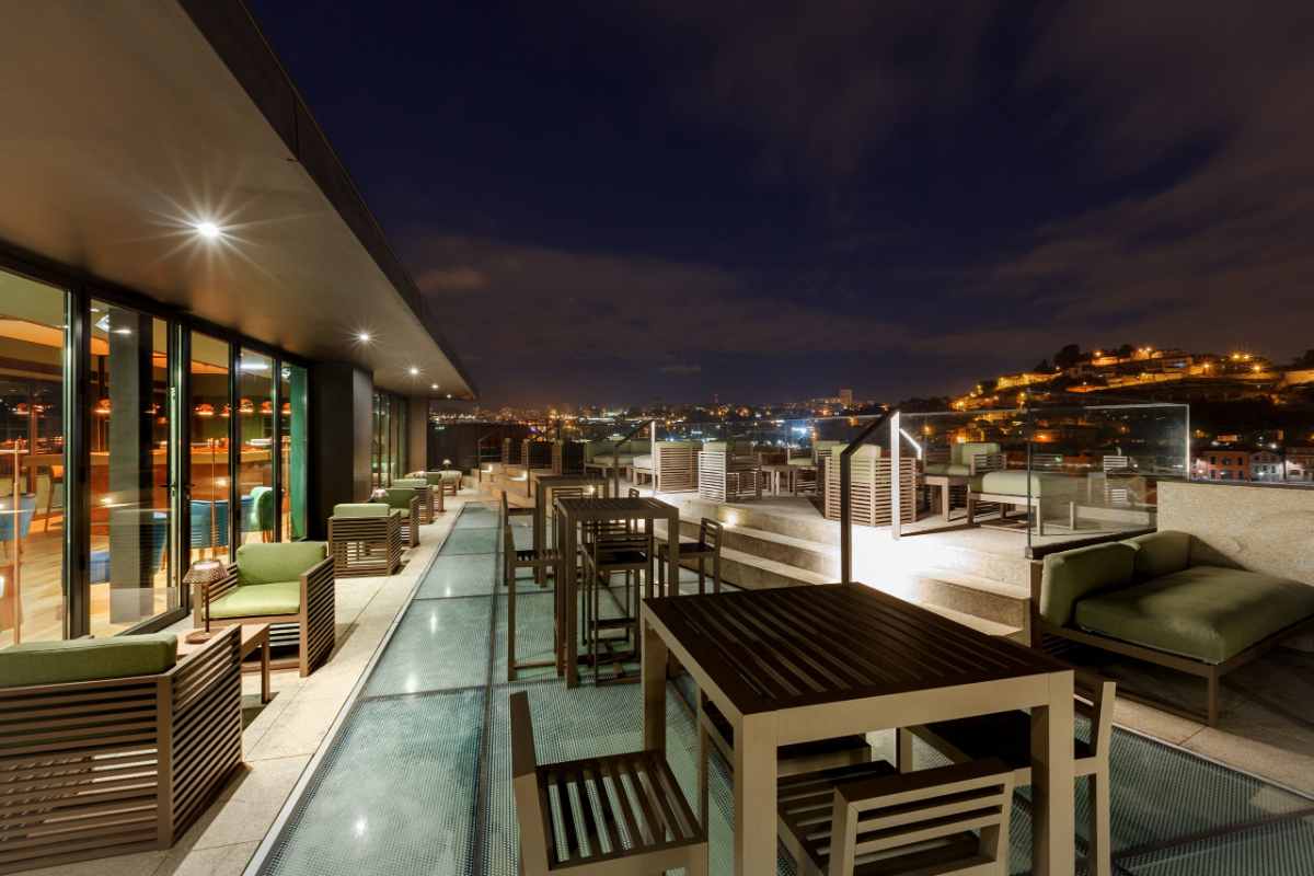 ultimo-bar-skybar-at-neya-hotel-rooftop-bars-porto
