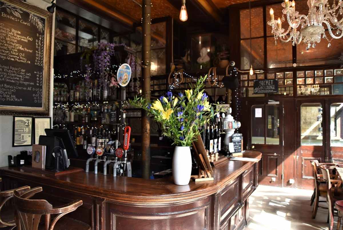 bar-inside-the-island-queen-pub
